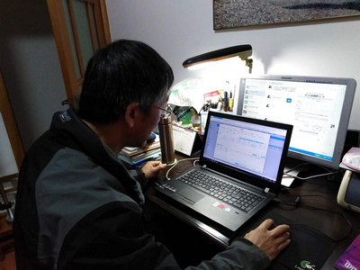 圖為李新輝公證員在家中整理微信資料、遠程登錄辦證系統(tǒng)