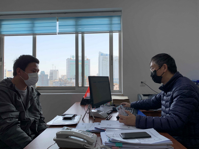 圖為李新輝公證員在辦公室受理公證