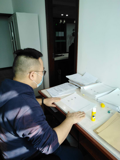 圖為公證人員楊磊在趕制公證書