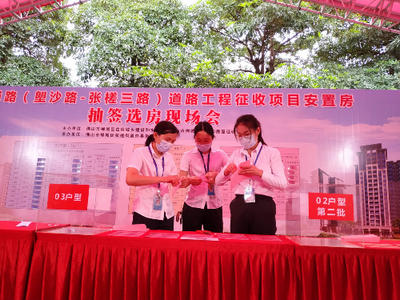公證人員為政府民生項目做現(xiàn)場監(jiān)督公證
