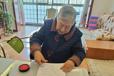 公證員來到方某家，現(xiàn)場為她辦理贈與公證