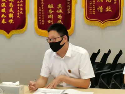 公證員進(jìn)行介紹